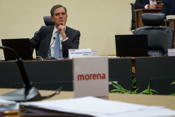 Lorenzo Córdova, durante la sesión extraordinaria en el INE.