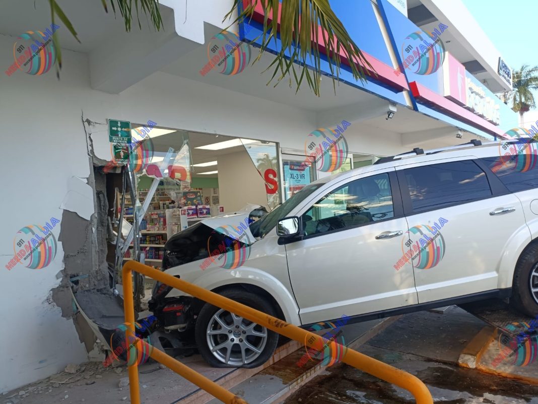 Senecta al volante choca contra farmacia
