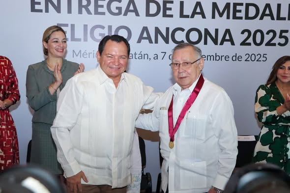 El Abogado Pedro José Sierra Lira fue condecorado con la Medalla Eligio Ancona 2025