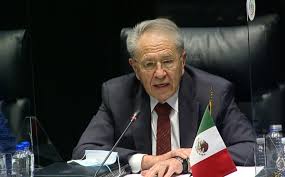 …»el sistema no está colapsado», sino que está tratando de avanzar señala en Senado el secretario federal de Salud