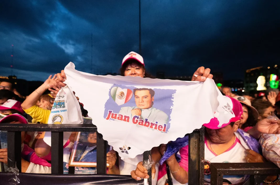 “¡Juan Gabriel Vive, Juan Gabriel Vive..!”.Proyección de concierto de Juan Gabriel en Zócalo de la CDMX