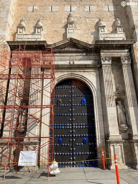 Tecnología láser para rescate de fachadas y puertas de la catedral por pintas realizadas en marzo del 2023