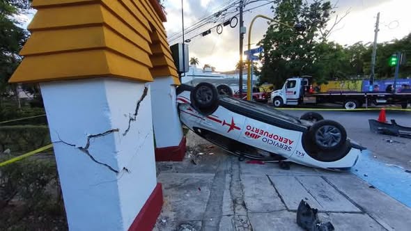 Dañan estructura del Parque Las Américas tras fuerte choque y volcadura en Avenida Colón