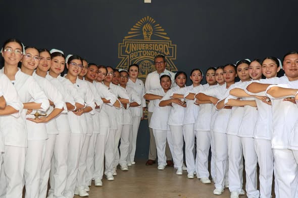 UADY celebra significativa ceremonia Paso de la Luz a la LXIV Generación de Enfermería