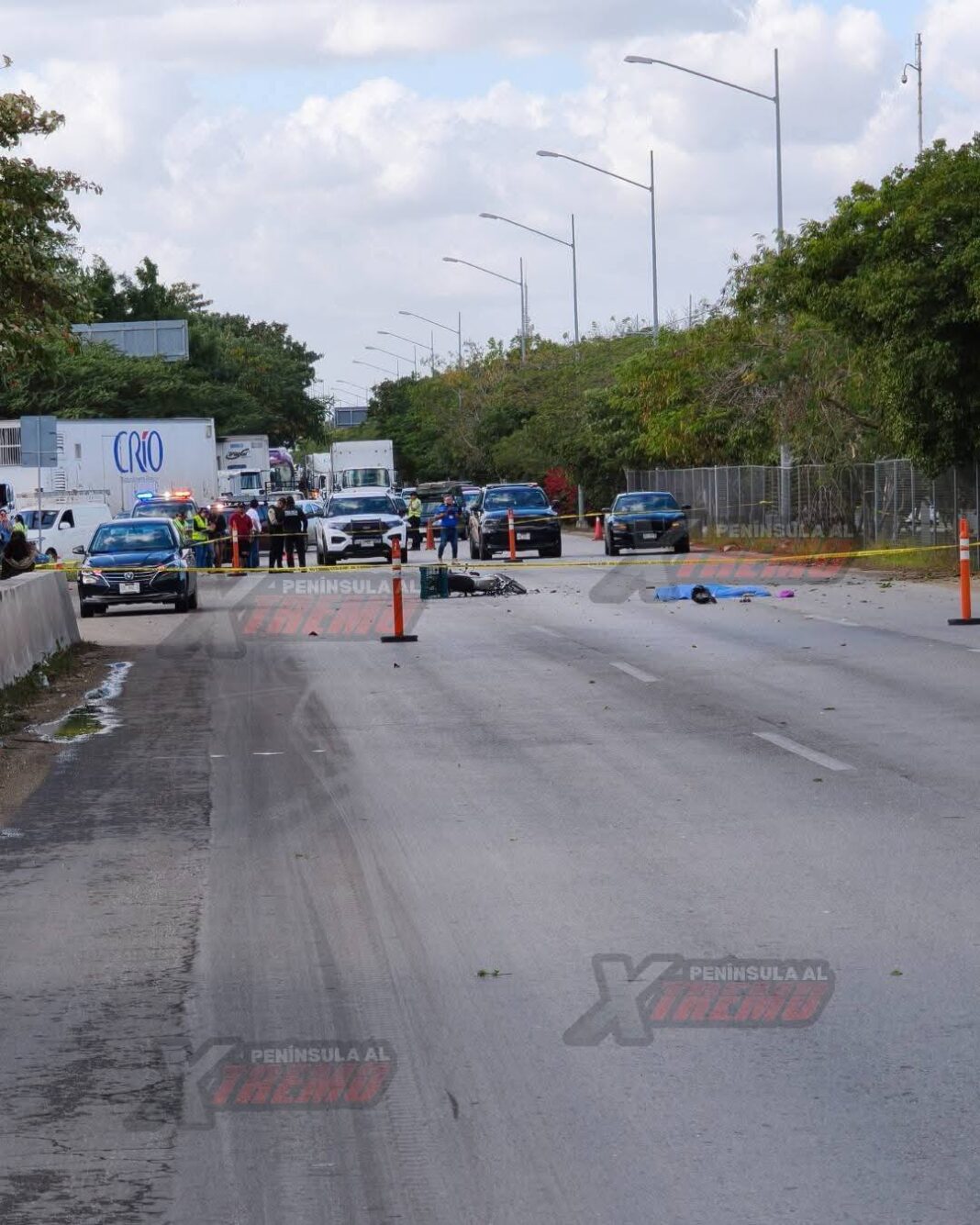Joven de la Zapata Sur pierde la vida en periférico tras colisionar su moto y ser arrollado por camión de carga