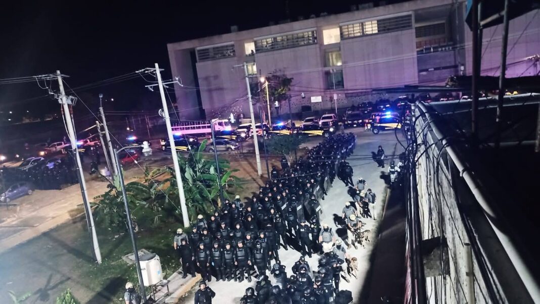 Operativo policíaco en el Cereso de Merida. Acción preventiva arroja decomiso de artículos punzocortantes,telefonía celular y canabis