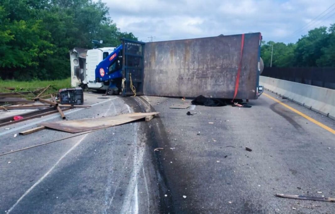 Camion vuelca y ocasiona cierre parcial de autopista Merida-Cancun Camion vuelca y ocasiona cierre parcial de autopista Merida-Cancun