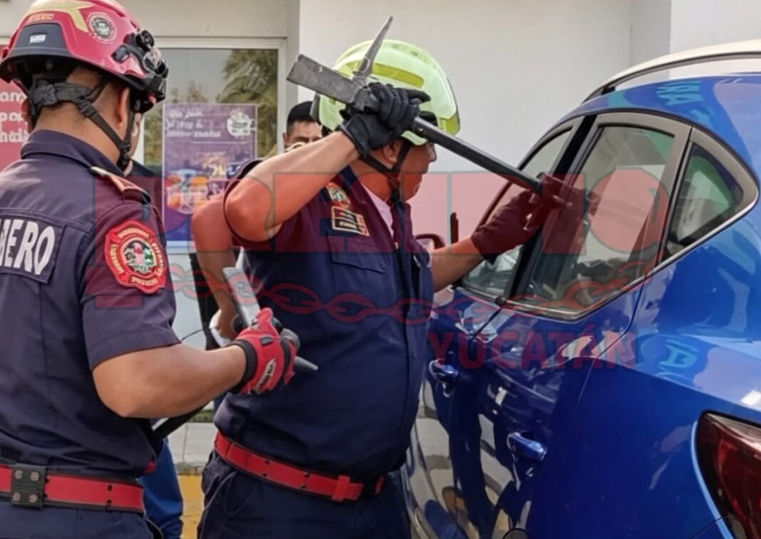 Bebe rescatado tras quedar encerrado dentro de auto Bebe rescatado tras quedar encerrado dentro de auto