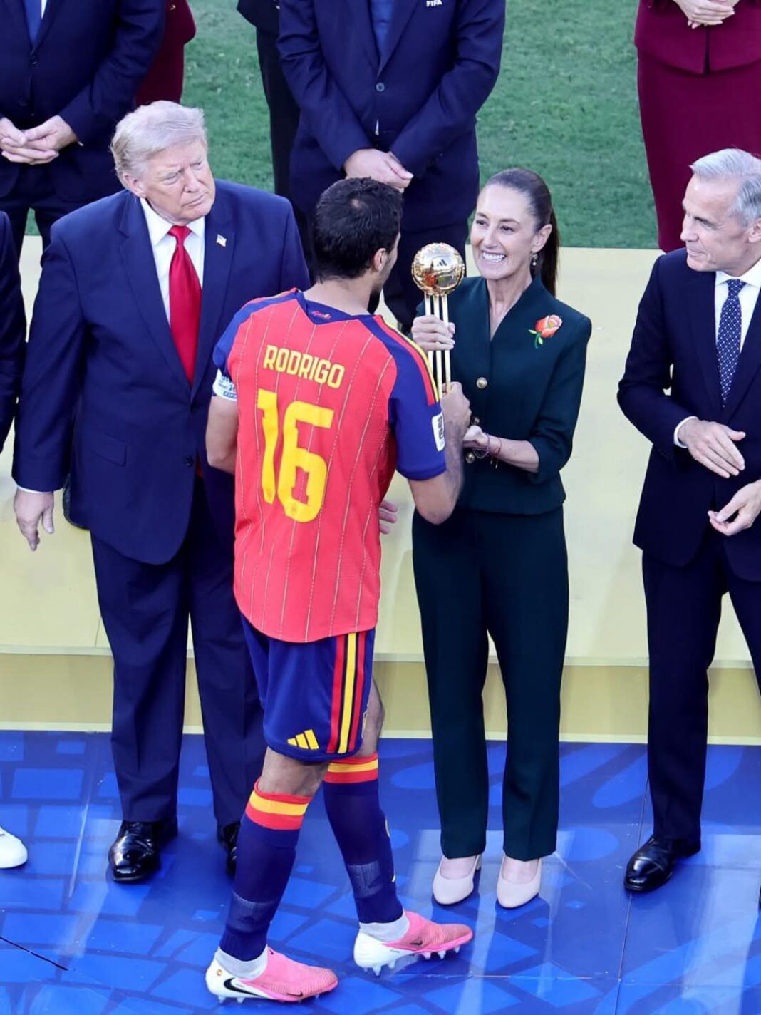 Claudia Sheinbaum, entregó al español Rodri el Balón de oro como mejor jugador del torneo del Mundial 2026 Claudia Sheinbaum, entregó al español Rodri el Balón de oro como mejor jugador del torneo del Mundial 2026