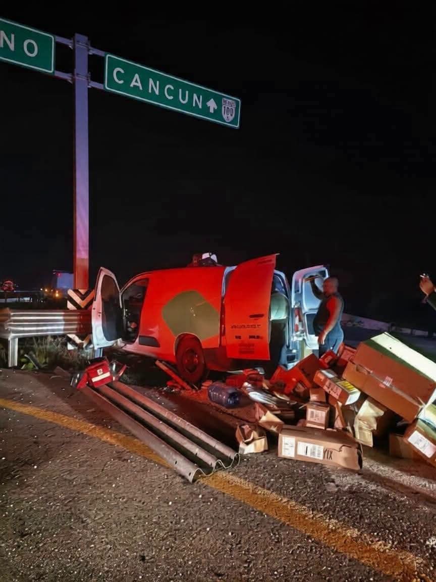 Chófer de paquetería fallece por graves lesiones tras impactarse en en barra de la autopista Merida-Cancun Chófer de paquetería fallece por graves lesiones tras impactarse en en barra de la autopista Merida-Cancun
