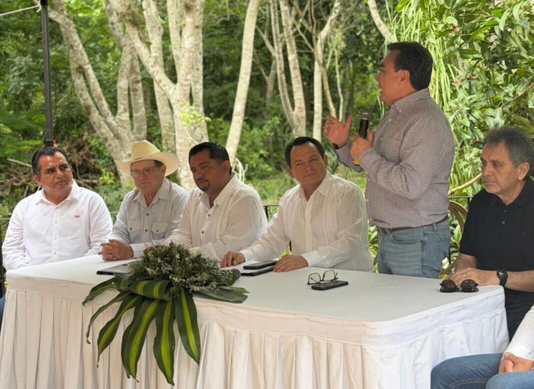 En reunión de Huacho Díaz Mena con empresarios y autoridades de Valladolid Liborio Vidal se suma a esfuerzo colectivo del Renacimiento Maya En reunión de Huacho Díaz Mena con empresarios y autoridades de Valladolid Liborio Vidal se suma a esfuerzo colectivo del Renacimiento Maya