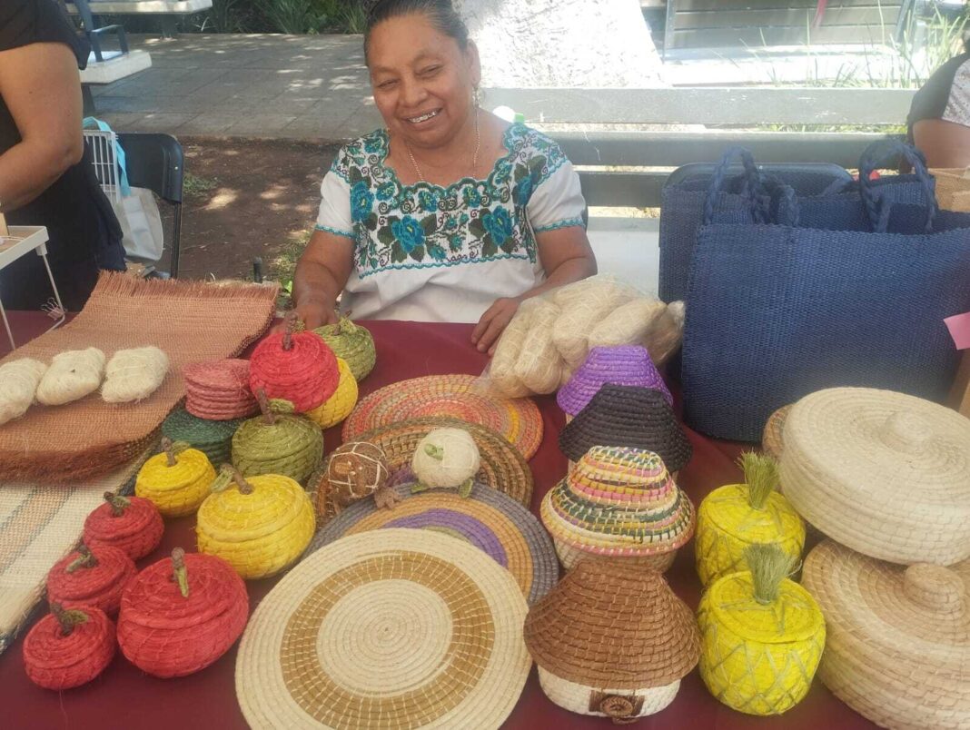 Artesanas yucatecas llevan su talento a la Plaza Grande Artesanas yucatecas llevan su talento a la Plaza Grande