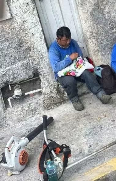 De limpiar parques a preservar tradiciones: trabajador del Ayuntamiento de Mérida conquista las redes con su bordado De limpiar parques a preservar tradiciones: trabajador del Ayuntamiento de Mérida conquista las redes con su bordado