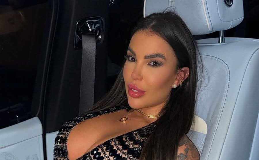 Influencer’ brasileña muere tras caer desde el piso 27 de un rascacielos en Dubái Una ‘influencer‘ originaria de Brasil murió tras caer desde el piso 27 de un rascacielos en Dubái. Kauana Bilhar se encontraba en los Emiratos Árabes Unidos junto a su novia Barbara Abrantes, con quien acababa de comprometerse. Fue la prometida quien informó a la familia de lo ocurrido. Posteriormente, la madre de la joven modelo dio a conocer la tragedia en redes sociales. Hasta el momento se desconoce cómo es que Kauana cayó desde el piso 27 del rascacielos, con lo que no se descarta que se trate de un asesinato. ¿Quién era la ‘influencer’ muerta en Dubái? Kauana Bilhar era una popular ‘influencer‘ brasileña, con más de 22 mil seguidores en Instagram. La también modelo publicaba viajes al extranjero, lujos y ropa de diseñador. También presumía su gusto por montar a caballo y las rosas, así como el amor que sentía por su madre y sus dos perritos. Influencer’ brasileña muere tras caer desde el piso 27 de un rascacielos en Dubái Una ‘influencer‘ originaria de Brasil murió tras caer desde el piso 27 de un rascacielos en Dubái. Kauana Bilhar se encontraba en los Emiratos Árabes Unidos junto a su novia Barbara Abrantes, con quien acababa de comprometerse. Fue la prometida quien informó a la familia de lo ocurrido. Posteriormente, la madre de la joven modelo dio a conocer la tragedia en redes sociales. Hasta el momento se desconoce cómo es que Kauana cayó desde el piso 27 del rascacielos, con lo que no se descarta que se trate de un asesinato. ¿Quién era la ‘influencer’ muerta en Dubái? Kauana Bilhar era una popular ‘influencer‘ brasileña, con más de 22 mil seguidores en Instagram. La también modelo publicaba viajes al extranjero, lujos y ropa de diseñador. También presumía su gusto por montar a caballo y las rosas, así como el amor que sentía por su madre y sus dos perritos.
