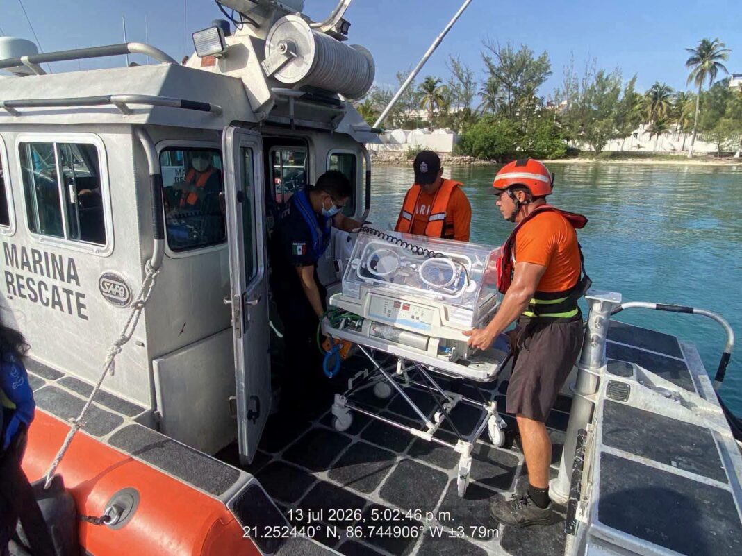 Marina realiza traslado marítimo de emergencia para salvar a recién nacido en Isla Mujeres Marina realiza traslado marítimo de emergencia para salvar a recién nacido en Isla Mujeres