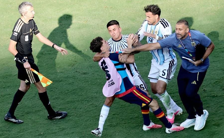 FIFA abre investigación por incidentes tras la final del Mundial 2026 entre Argentina y España FIFA abre investigación por incidentes tras la final del Mundial 2026 entre Argentina y España
