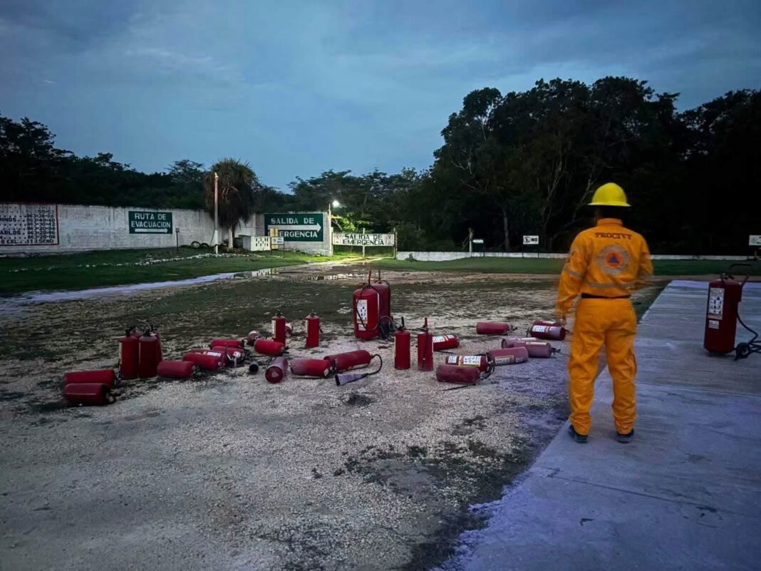 Bomberos evitan una tragedia tras incendio en empresa gasera de Tizimín Bomberos evitan una tragedia tras incendio en empresa gasera de Tizimín