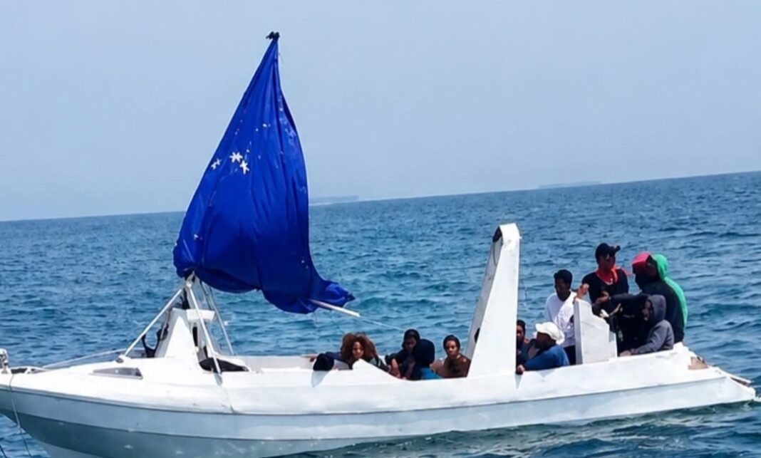 Marina rescata a 16 cubanos, 4 de ellos menores, de embarcación frente a costas de Yucatán Marina rescata a 16 cubanos, 4 de ellos menores, de embarcación frente a costas de Yucatán