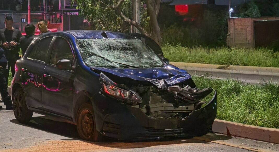 Joven presuntamente ebrio destroza su March al chocar contra señalamiento en la Mérida-Cancún Joven presuntamente ebrio destroza su March al chocar contra señalamiento en la Mérida-Cancún