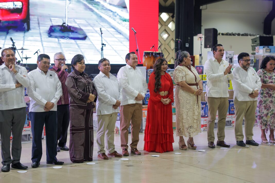 Gobernador Joaquín Díaz Mena reconoce a más de 3,800 trabajadoras y trabajadores de apoyo a la educación Gobernador Joaquín Díaz Mena reconoce a más de 3,800 trabajadoras y trabajadores de apoyo a la educación