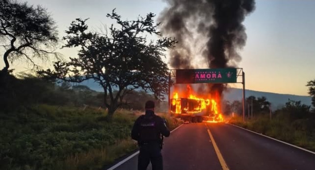 Crimen confronta al Gobierno en Michoacan con vehículos incendiados y bloqueos viales en 24 zonas Crimen confronta al Gobierno en Michoacan con vehículos incendiados y bloqueos viales en 24 zonas
