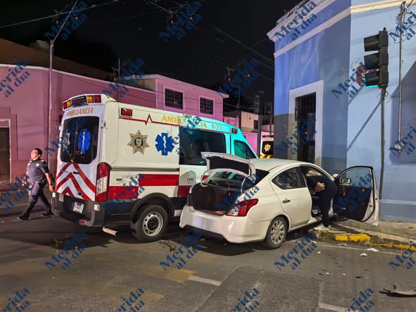 Ambulancia de la SSP y Versa protagonizan choque con saldo de 3 lesionados Ambulancia de la SSP y Versa protagonizan choque con saldo de 3 lesionados