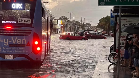 Las fuertes lluvias colapsan arterias en Merida Las fuertes lluvias colapsan arterias en Merida