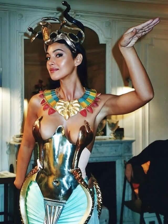 Sabías que Mónica Bellucci interpretó a Cleopatra en una película estrenada en el 2002? Sabías que Mónica Bellucci interpretó a Cleopatra en una película estrenada en el 2002?