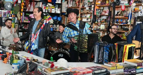 La emisora radio pública estadounidense restituirá el mensaje promigrante eliminado del Tiny Desk de Los Tigres del Norte La emisora radio pública estadounidense restituirá el mensaje promigrante eliminado del Tiny Desk de Los Tigres del Norte