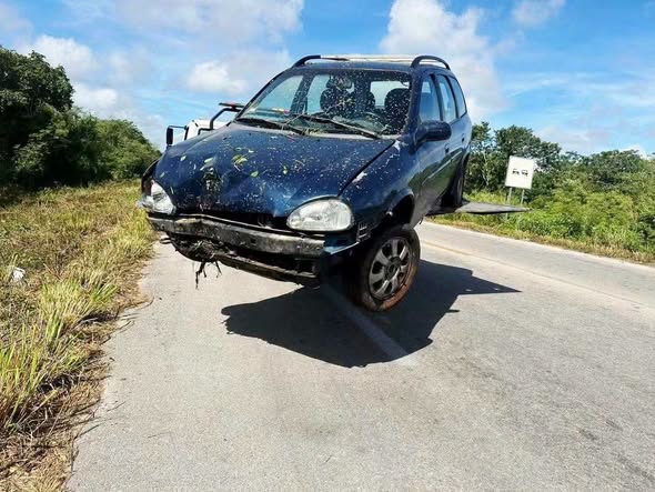 Por evitar colision con moto termina saliéndose de carretera Por evitar colision con moto termina saliéndose de carretera