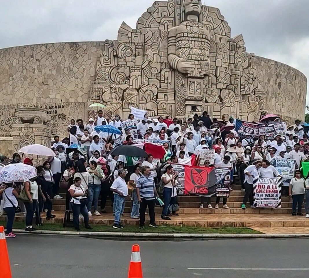 Trabajadores del IMSS en Yucatán realizan plantón y marcha rechazando incremento salarial del 2.9 por ciento Trabajadores del IMSS en Yucatán realizan plantón y marcha rechazando incremento salarial del 2.9 por ciento