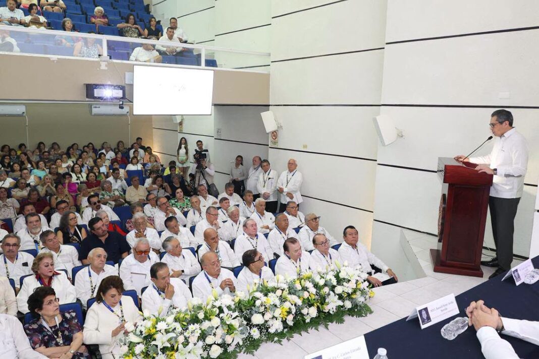 UADY homenajea a médicos por 50 años de vocación y servicio a la sociedad.Reconocen la trayectoria de la generación 1969-1975 UADY homenajea a médicos por 50 años de vocación y servicio a la sociedad.Reconocen la trayectoria de la generación 1969-1975