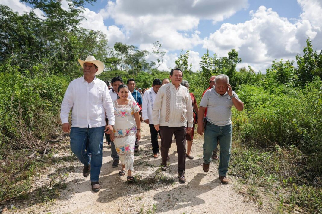 Don Miguel Ángel saca su cosecha en bicicleta por una brecha de 4 kilómetros;. Con Caminos Renacimiento llegará un vehículo a su parcela: 763 kilómetros rehabilitados en 2025 y 500 más en 2026 Don Miguel Ángel saca su cosecha en bicicleta por una brecha de 4 kilómetros;. Con Caminos Renacimiento llegará un vehículo a su parcela: 763 kilómetros rehabilitados en 2025 y 500 más en 2026