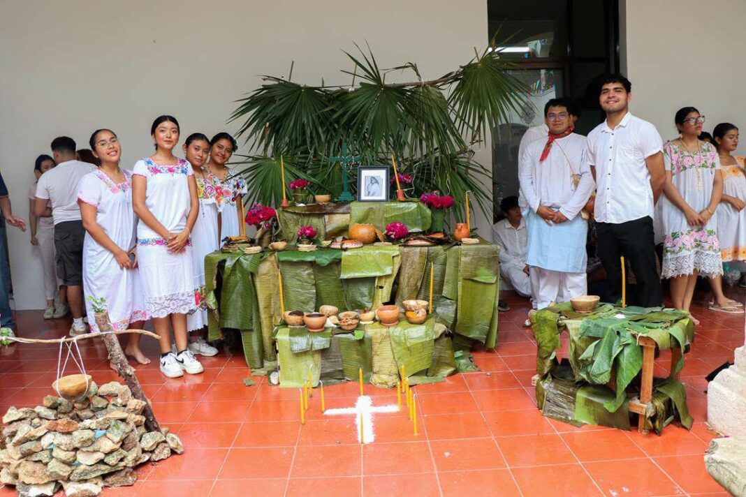 UADY celebra el Janal Pixán con altares que preservan la tradición maya UADY celebra el Janal Pixán con altares que preservan la tradición maya
