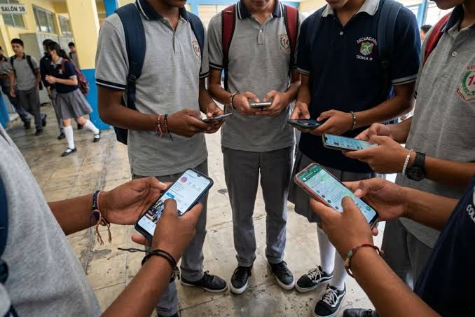 Senado avala en comisiones, por unanimidad, prohibir uso de celulares y dispositivos en las escuelas Senado avala en comisiones, por unanimidad, prohibir uso de celulares y dispositivos en las escuelas
