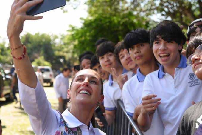 Sheinbaum llama a estudiantes de preparatoria a leer más y salir con sus amigos, en lugar de usar redes sociales Sheinbaum llama a estudiantes de preparatoria a leer más y salir con sus amigos, en lugar de usar redes sociales